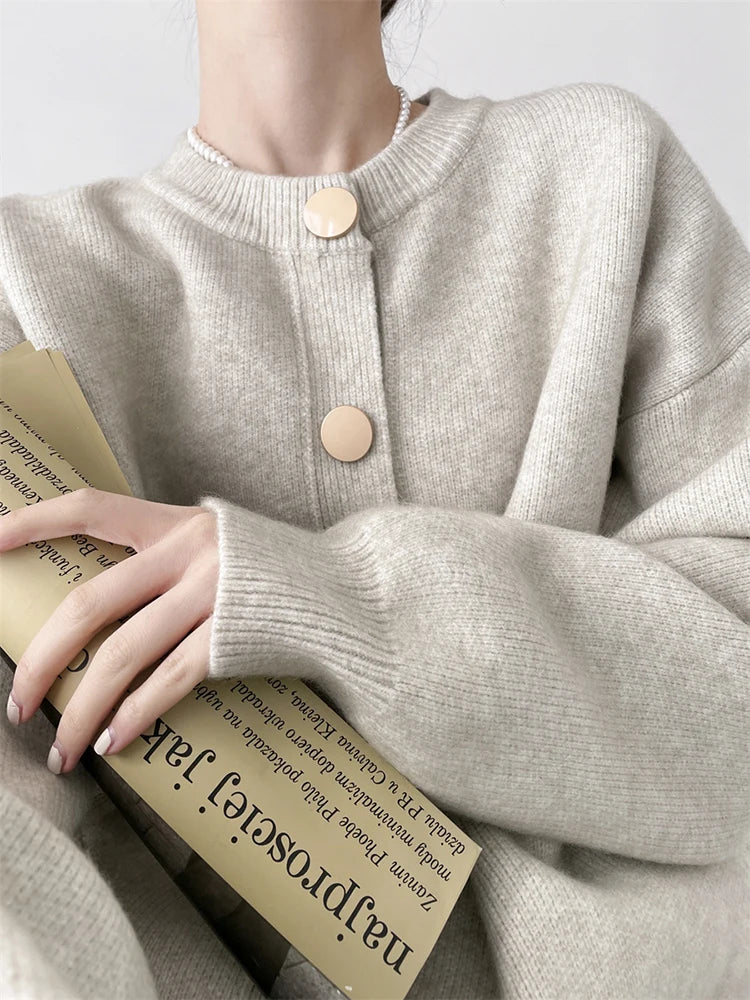 Women's cardigan sweater suitable for autumn and winter !